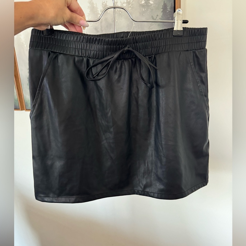 New with tags black faux leather skirt with pockets size Large